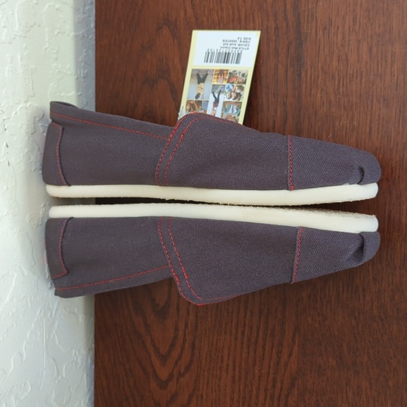 Toms Men's Gray and Red Audi Designed Classic Slip On Shoes Size 7.5 - Picture 5 of 11